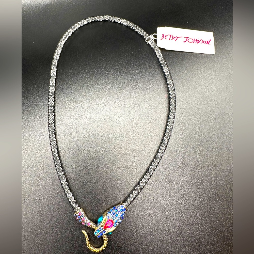 BETSEY JOHNSON SNAKE HOOK NECKLACE 🐍